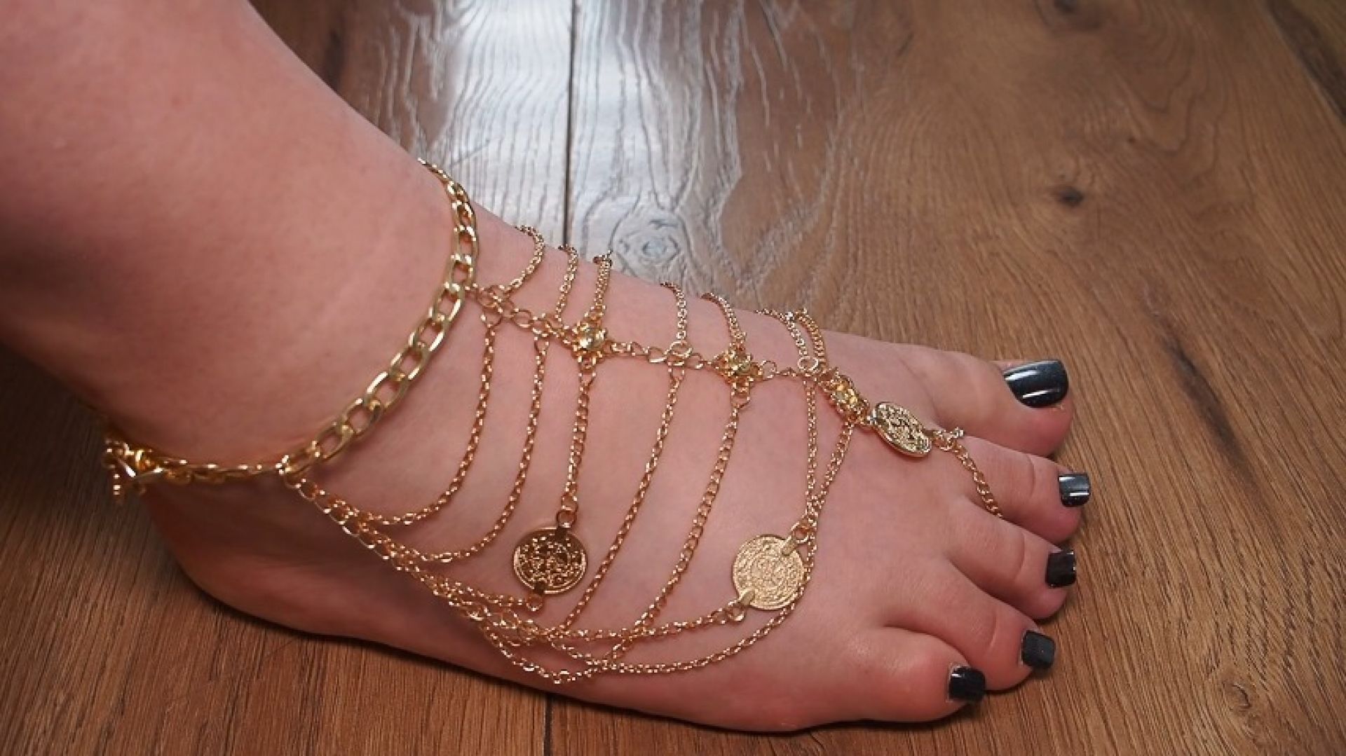 Anastasia Gree:2 Kiss my feet as if they were sacred