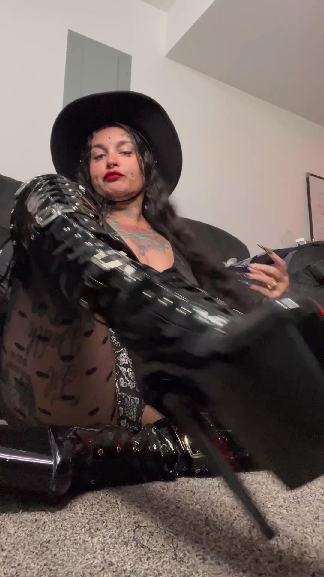 Nylon_Dolly:Boots Pantyhose &amp;amp; Pleasure Mistress Dolly Unwinds