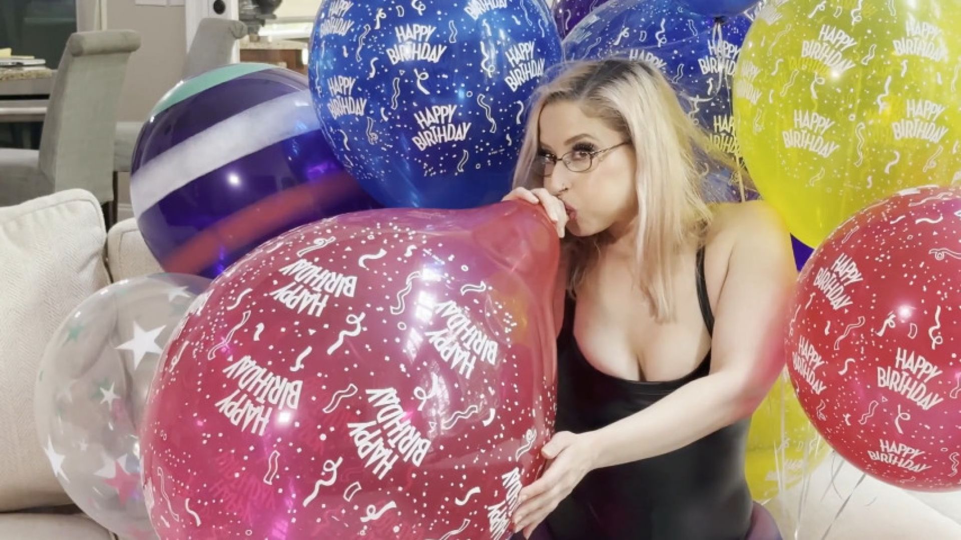 Galas Looner:Happy Birthday To Me!: Rare Helium q16 Balloon Popping - HD