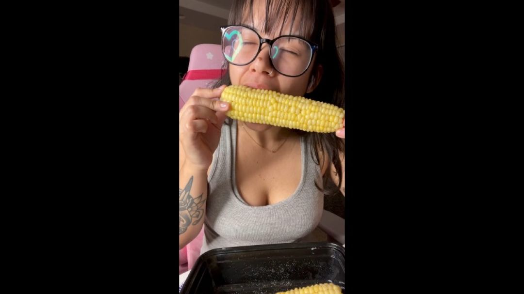 SUKItheSuccubus:Corn Mukbang