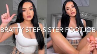 BRATTY STEP-SISTER FOOTJOB XoxoxoMIA