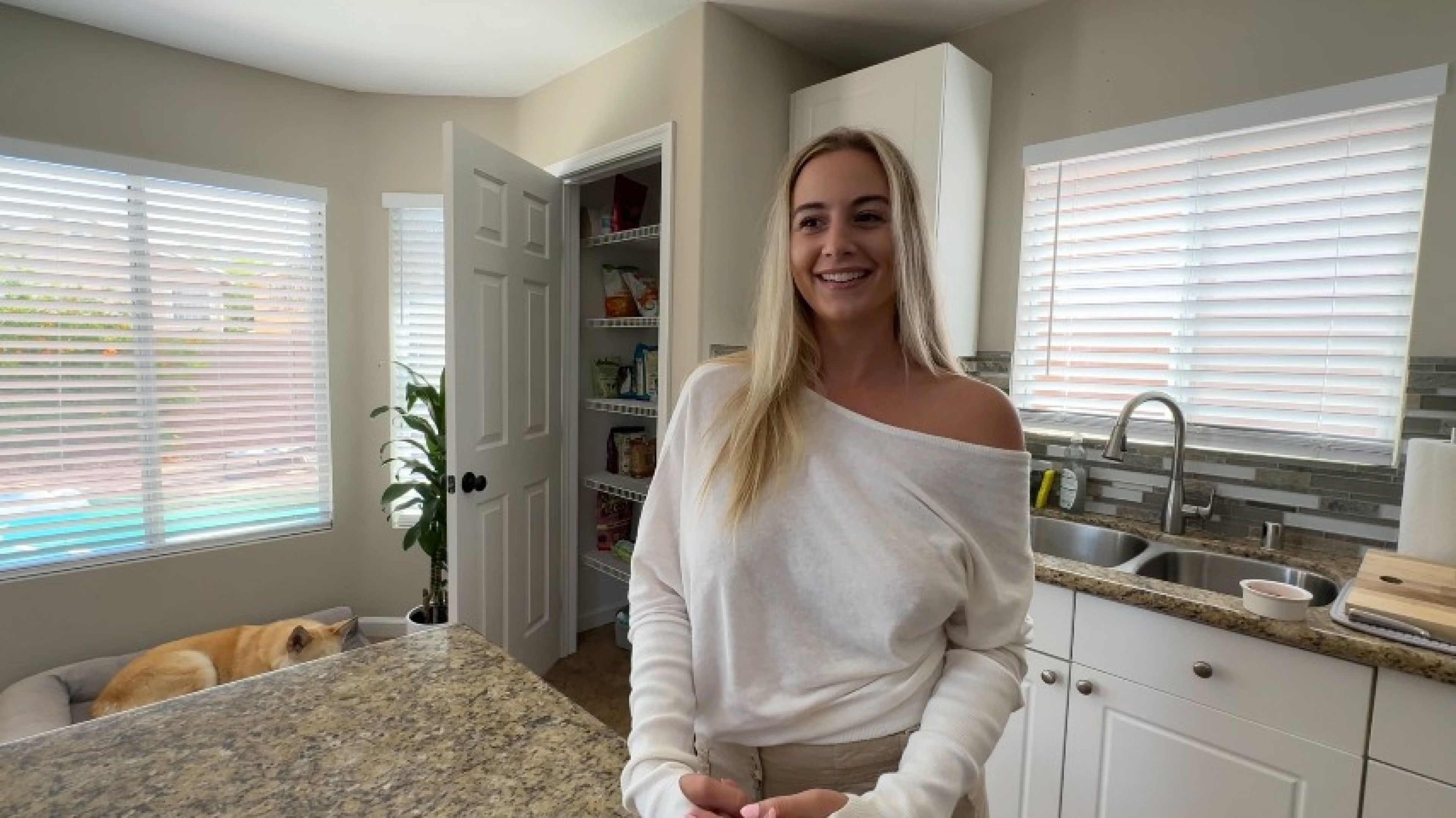 Hannah Louu and Stella Barey lesbian hot video