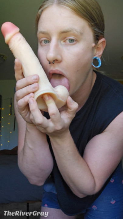 River Gray:Spit Fetish Stroking And Sucking