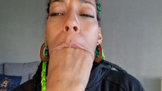 [322.20 MB] - finger licking and mouth stuffing - GoldenLace