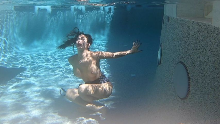 Underwater Tgirl - DominoPresleyXXX - Tgirl underwater cum shot - ManyVids