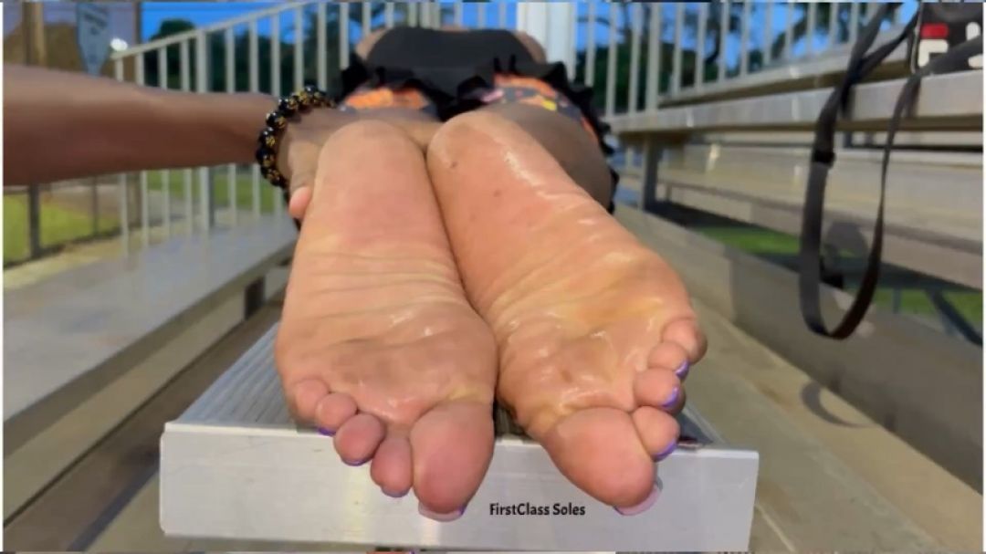 Firstclasssoles:Dess - Sole Licking