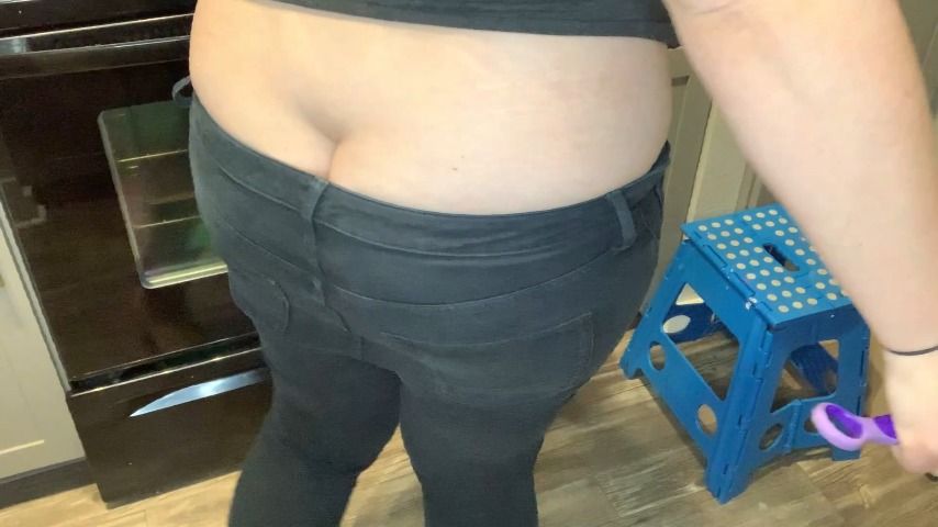 tehcaffeinator - Buttcrack Cleaning The Kitchen - ManyVids
