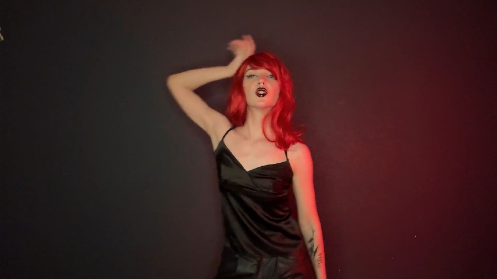Dancing Princess:Hot dance in black pajamas