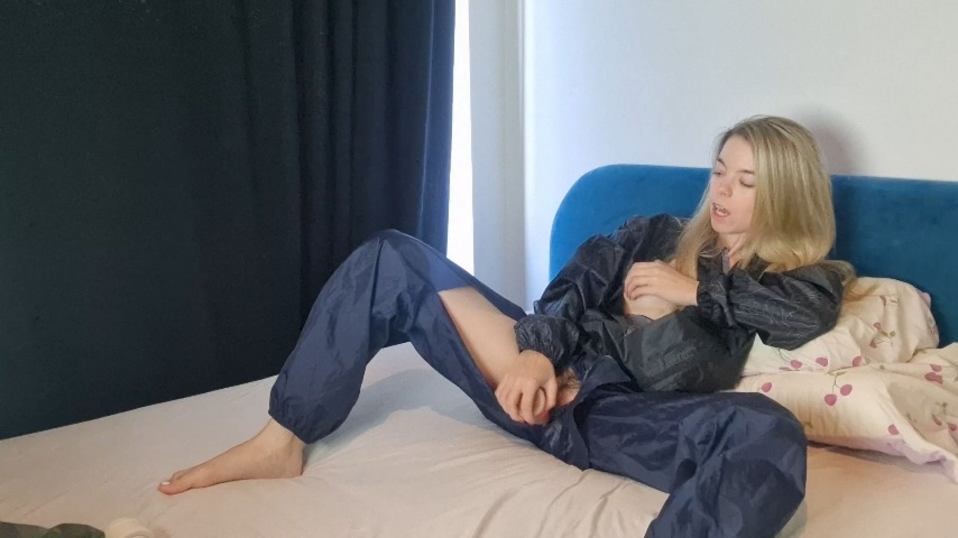 Linaroselina:Destroying and cumming in my rainwear