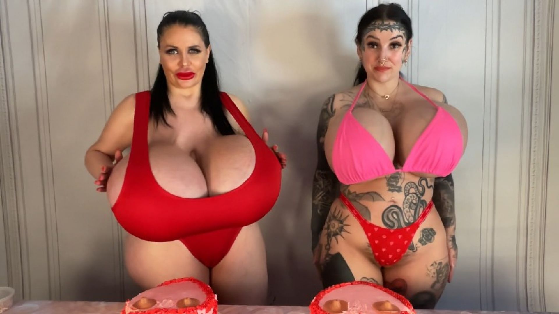Foxy Menagerie Verre:FOXY AND LOTTE BIRTHDAY CAKE BOOB SMASH