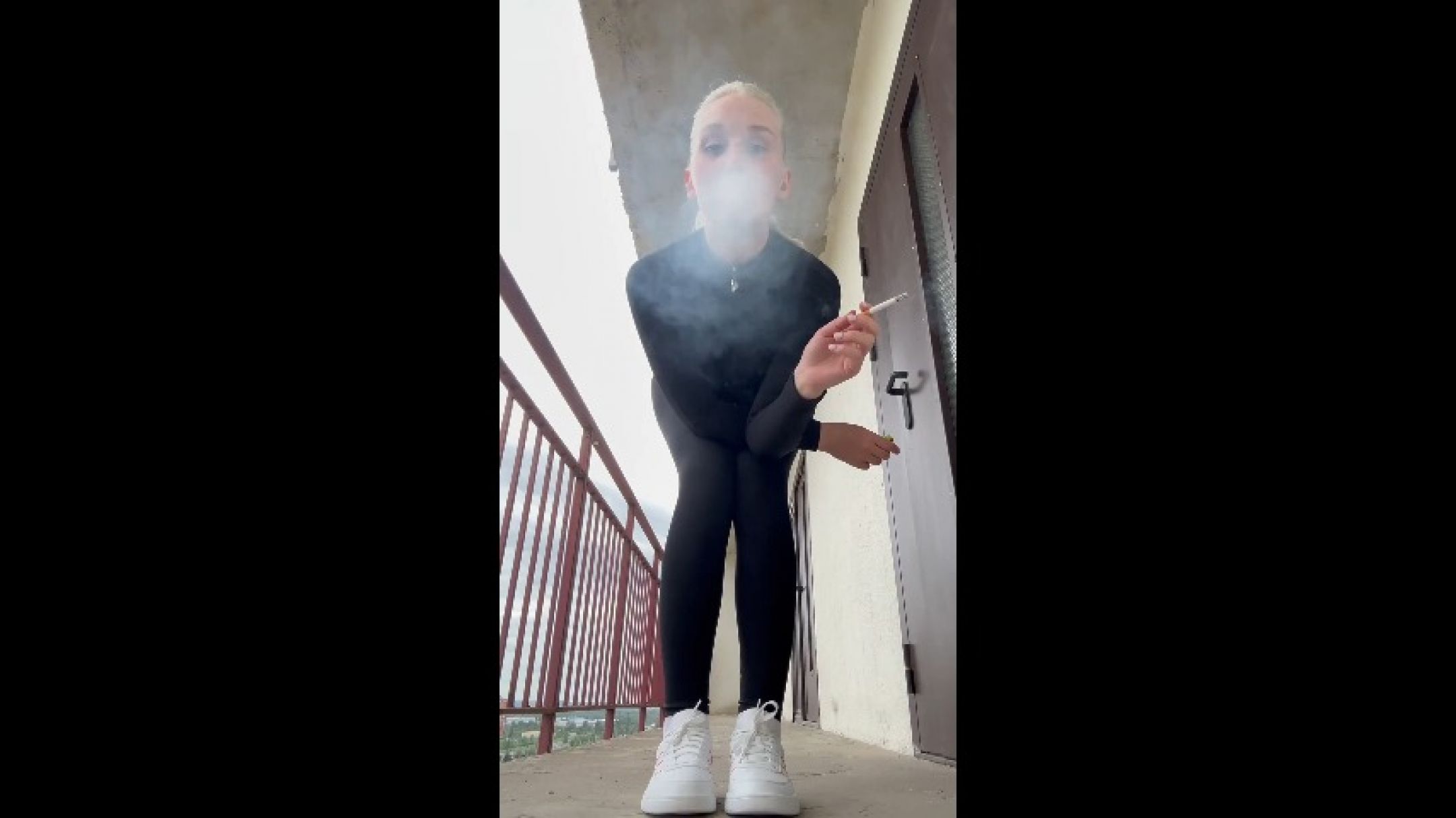 Seegirl:time to smoke on the balcony