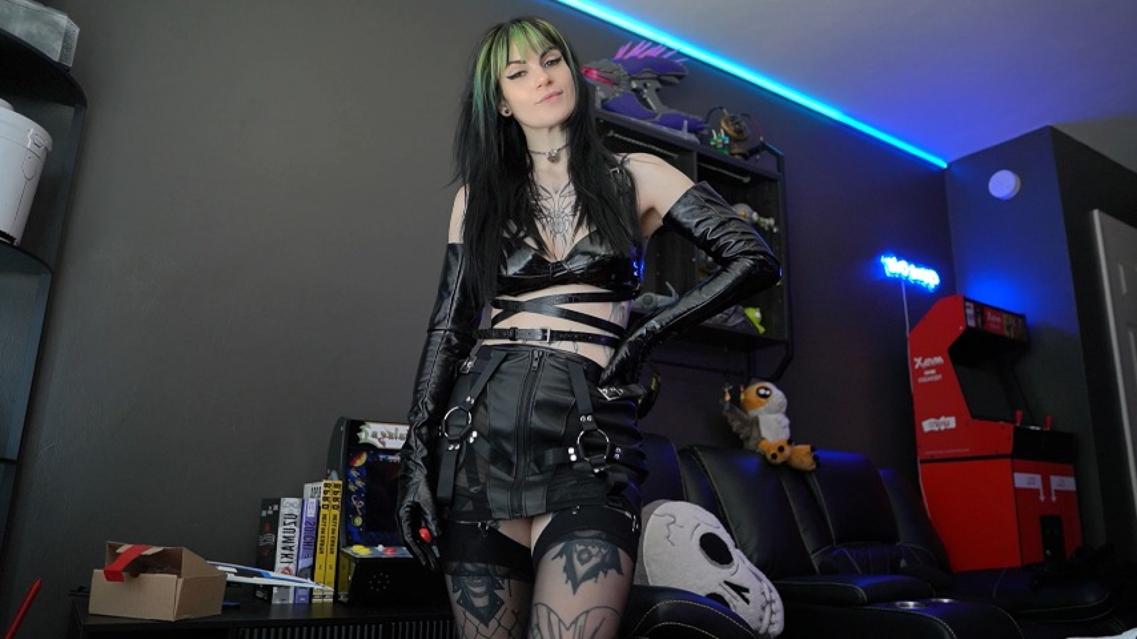 Prettyinpunk92:Cucked By a Goddess