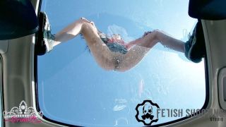[133.59 MB] - She pees on the glass roof of the car - Fetishshootingstudio