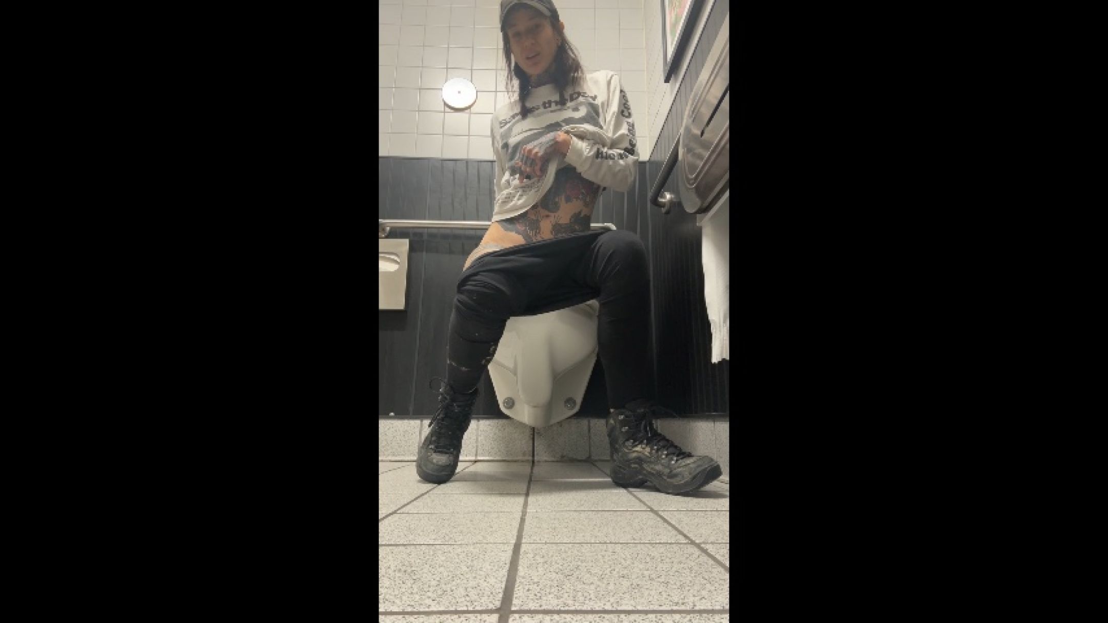 alaskalovesfetish:Plopping in artsy rest stop