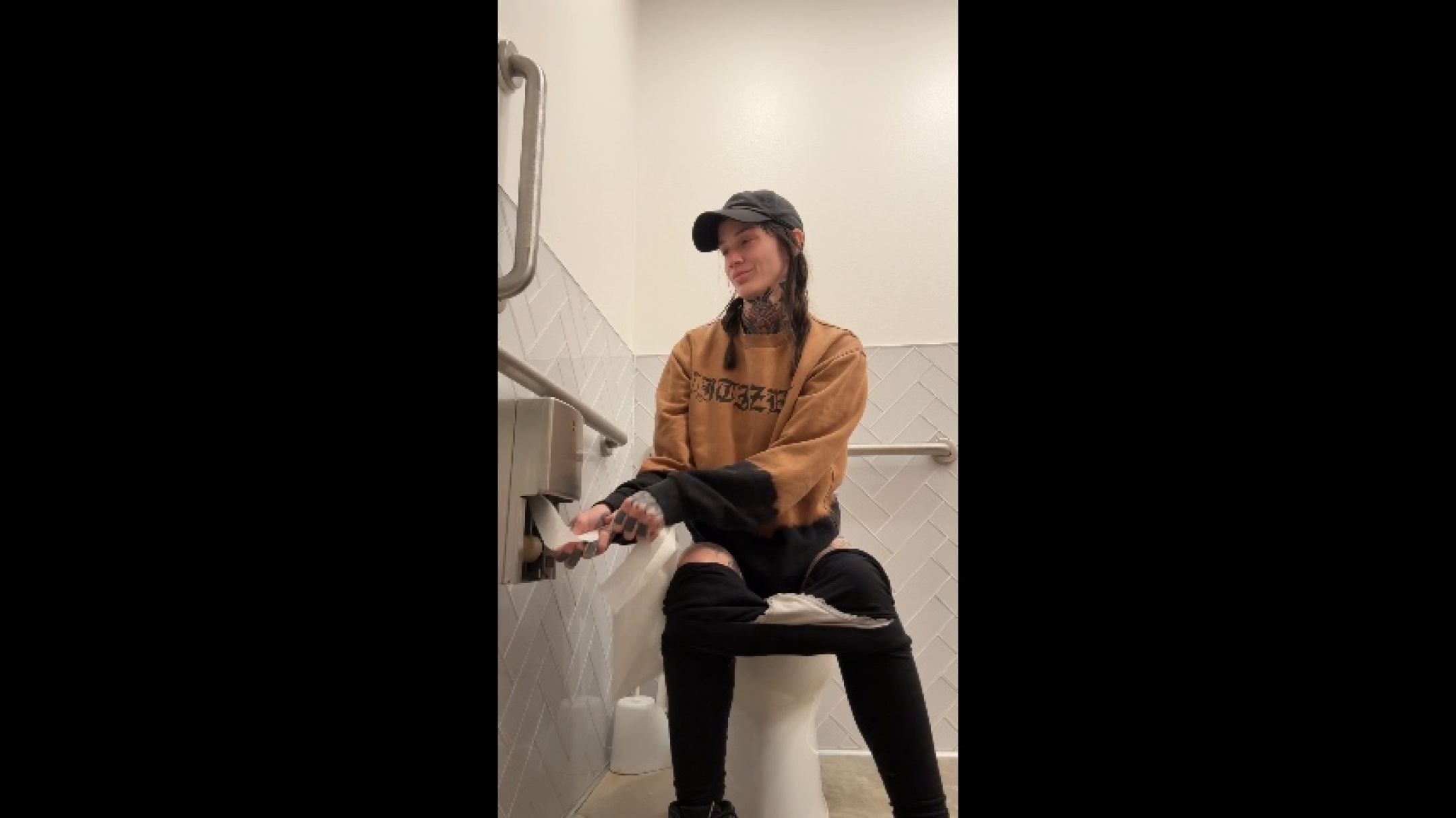 alaskalovesfetish:pissing in a fancy toast spot