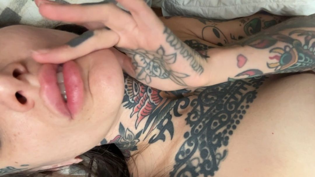 alaskalovesfetish:Fresh lip filler