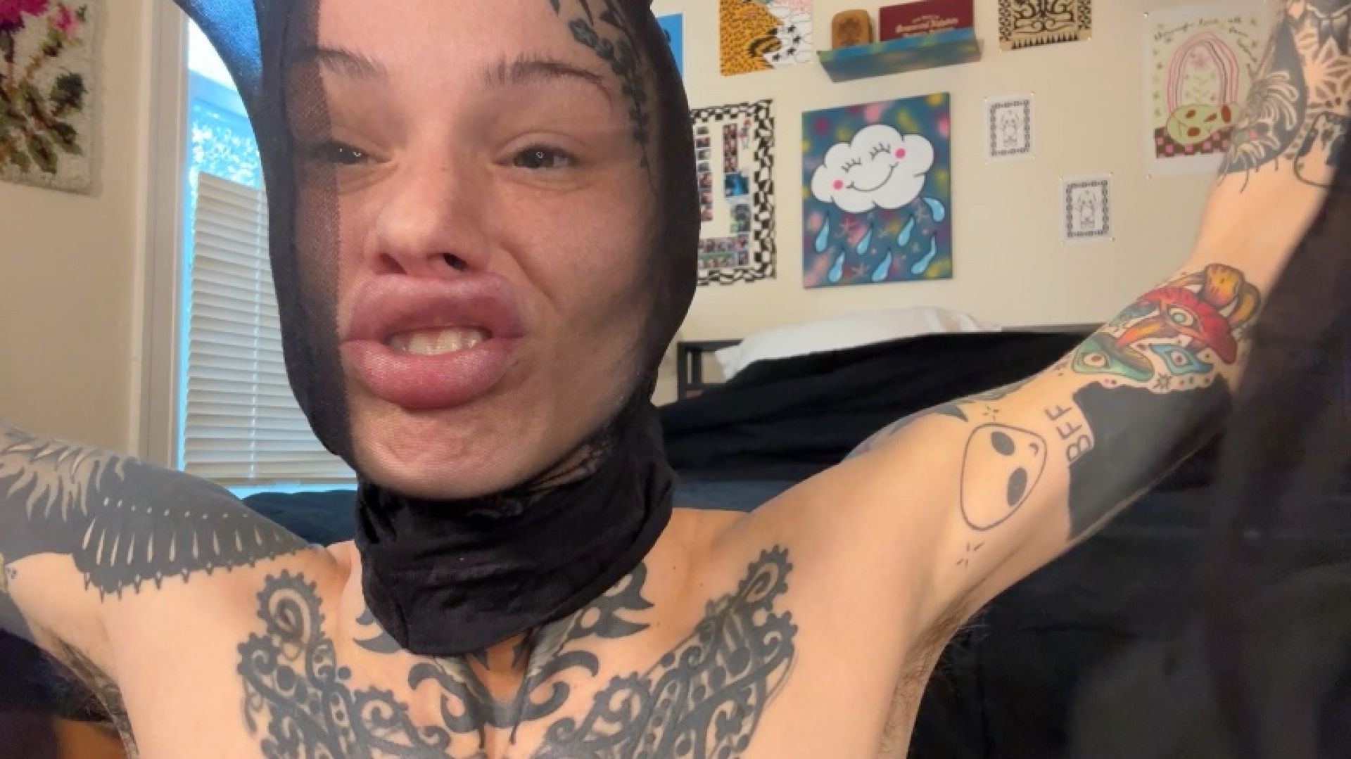 alaskalovesfetish:Nylon face tease