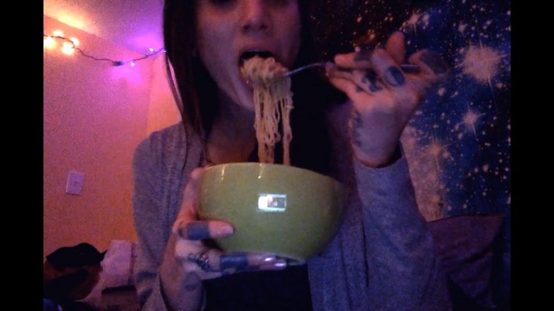 alaskalovesfetish:old content: eating ramen 2015