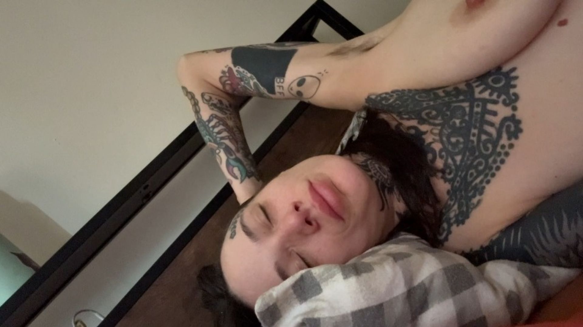 alaskalovesfetish:morning topless sneezes