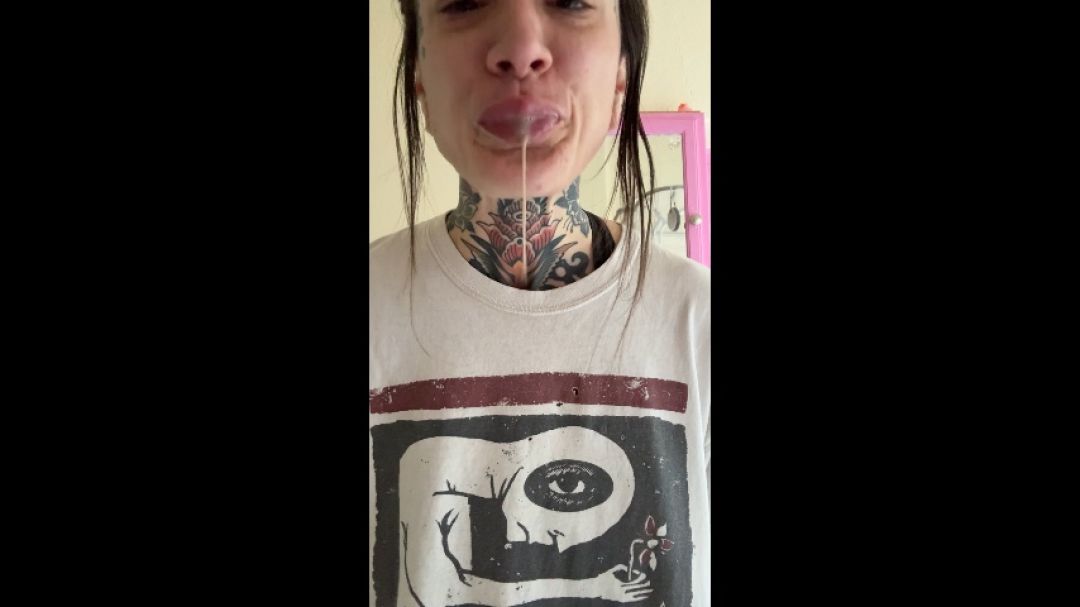 alaskalovesfetish:Brushing my teeth after eating Oreos