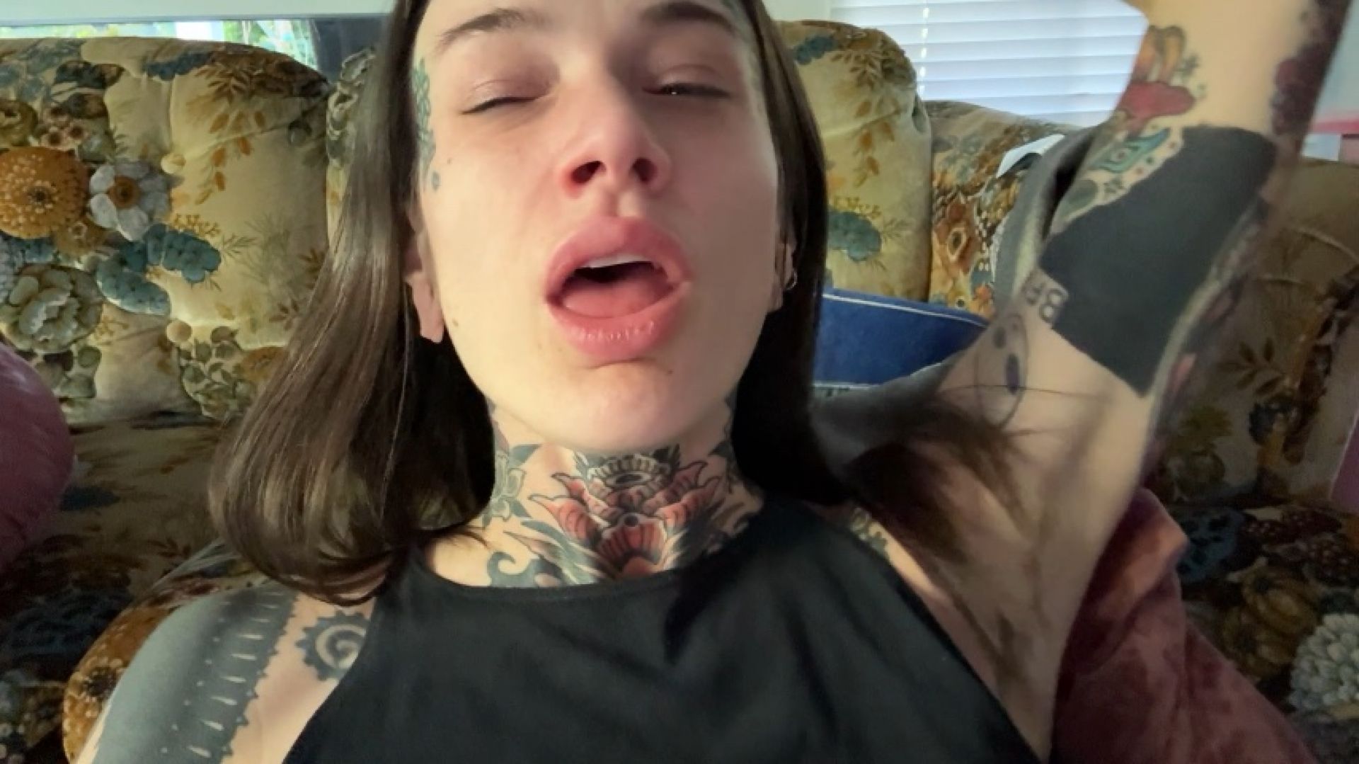alaskalovesfetish:sneezes and hairy pits