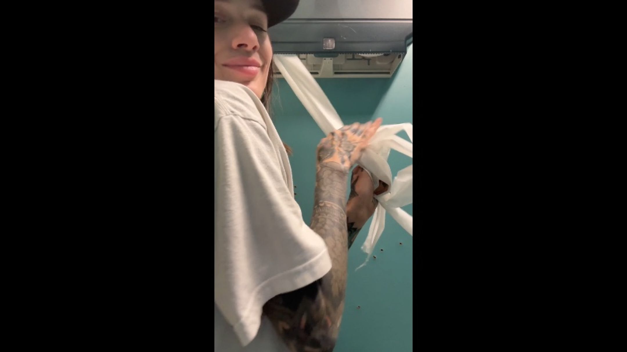 alaskalovesfetish:Fart and piss in blue rest stop bathroom
