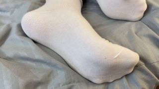 [1.07 GB] - Rubbing your dick with my feet in white - wow_adele