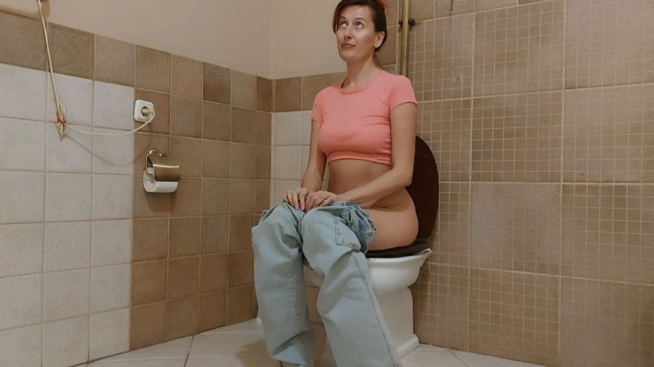 Ginnia:Backstage Milf piss