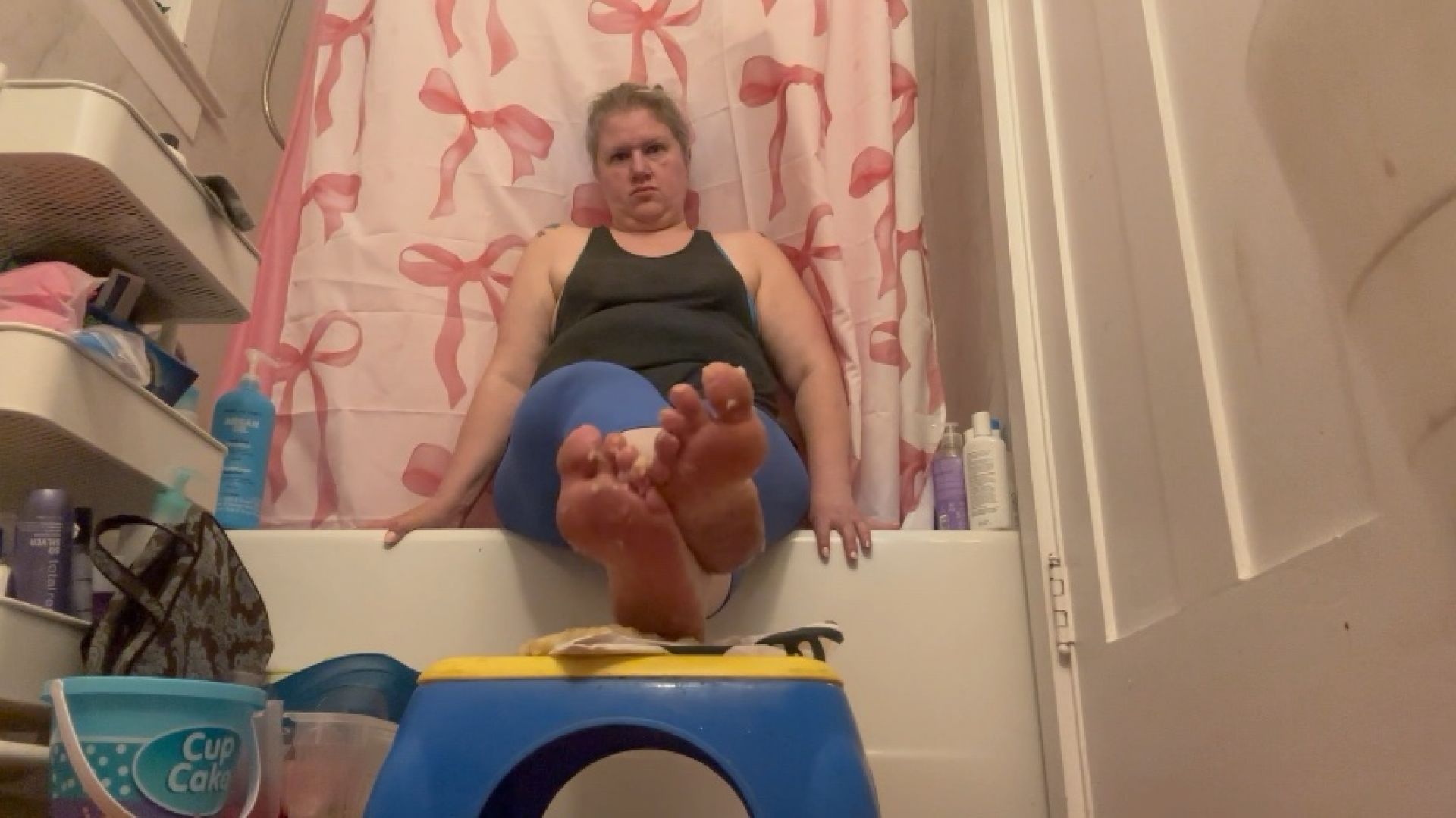 Greeneyedfreakymom:BBW wants to feed you squished banana with her feet