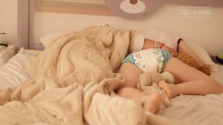[293.66 MB] - Mommy watches Little Mess Diaper in Bed - Mommy and Baby