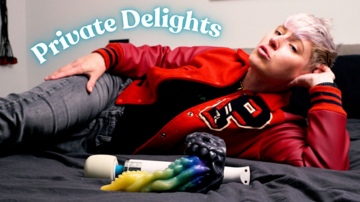 JaqQuicksilver:FtM Jaq Quicksilver cums with monster tongue dildo in pussy