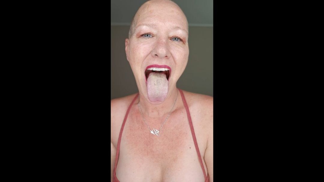 KikiDeez:You Love My Long Tongue