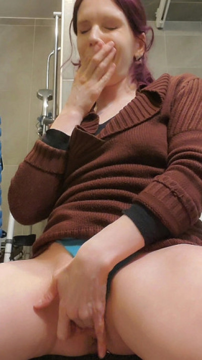 RealRubySoho:Risky Release: horny healthcare worker squirts during shift