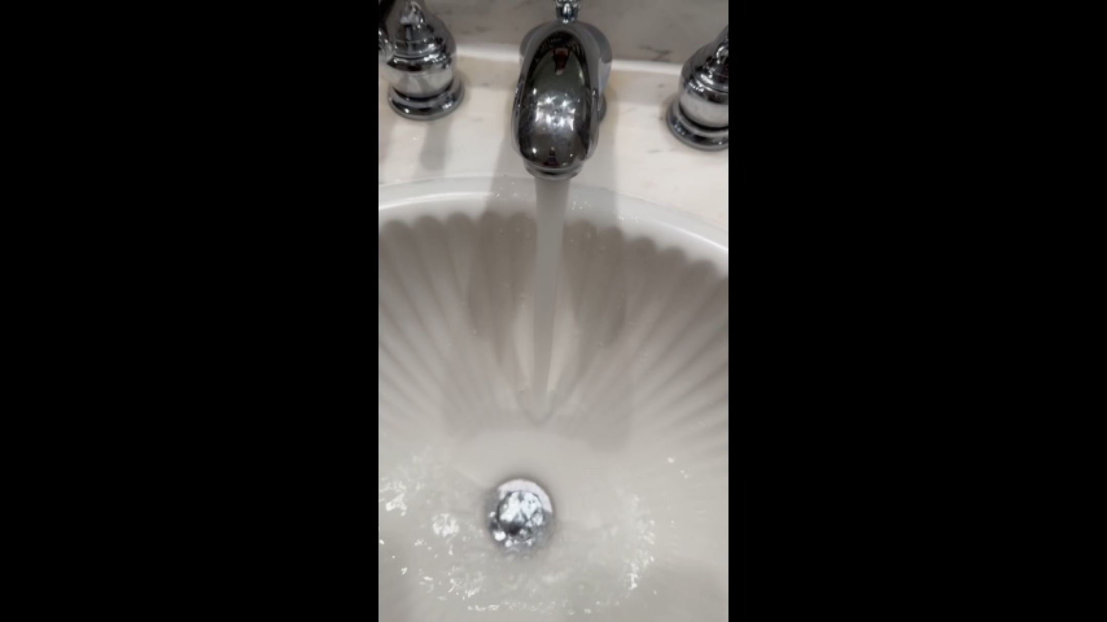 leaked Extreme Toilet Fetish With Hotel Sink thumbnail