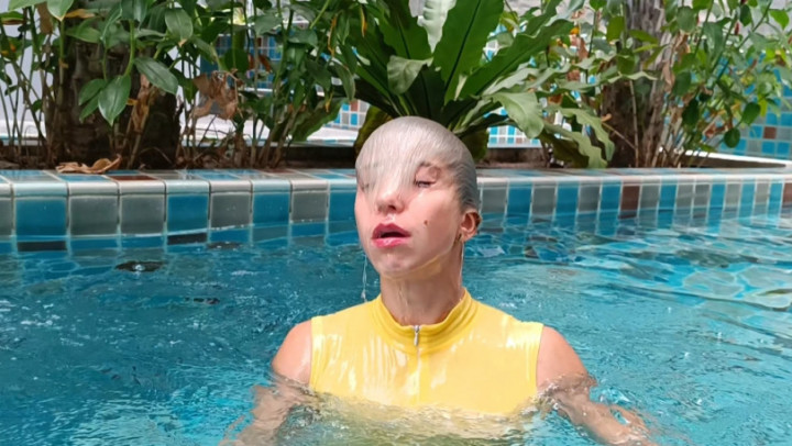 Alexa swims in the pool and wets hair Muscular Alexa