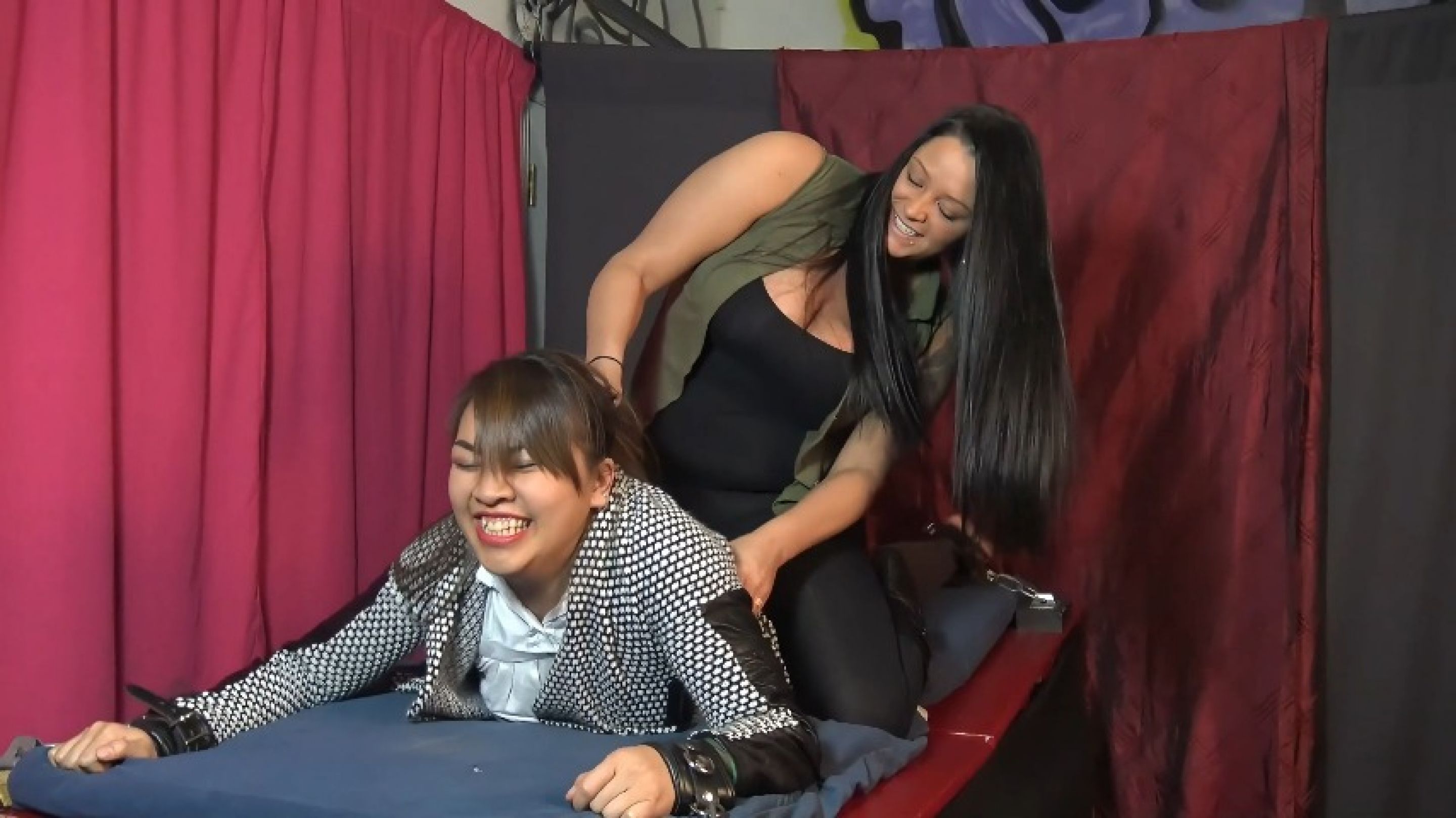 maddy66:Bianka add a blast tickling this very weird girl
