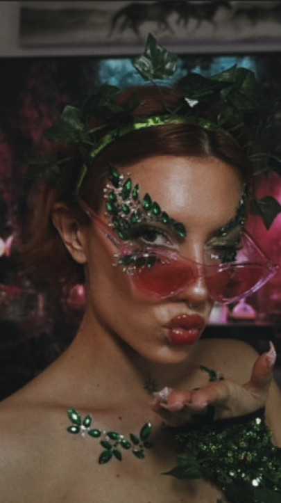 Elle Marz:Poison Ivy wants to kiss you