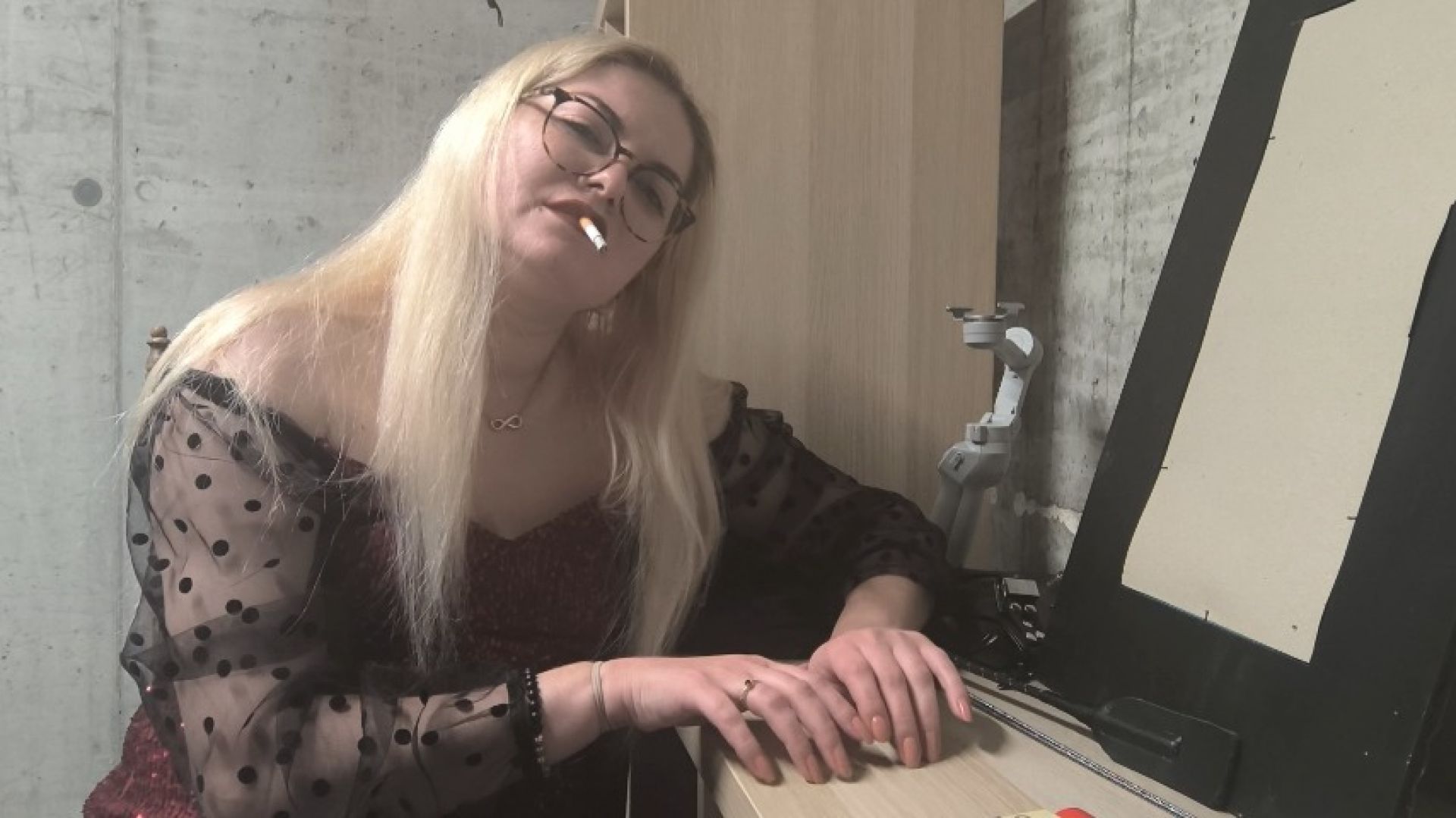 GoddessMarlena:Nails tapping while dangling