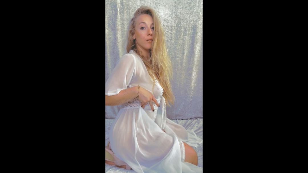 DinaDelooner:052: Seidener Bademantel und Heels