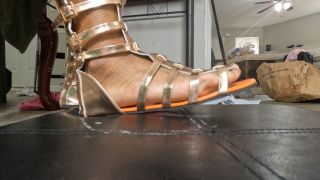 [1.95 GB] - giantess tapping toes - MXDominCrushgoddess