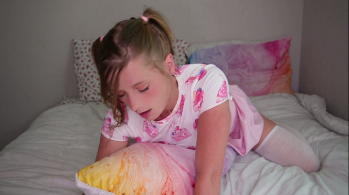JeccaJacobs:THERES JUST SOMETHING ABOUT A GIRL AND HER PILLOW