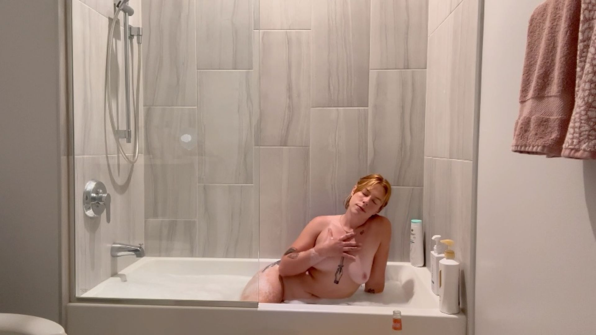 daddysfav_x:Sexy Redhead Teases in A Bubble Bath