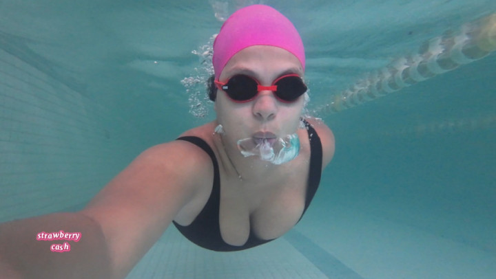 Strawberry Cash:Blowing bubbles in the swimming pool