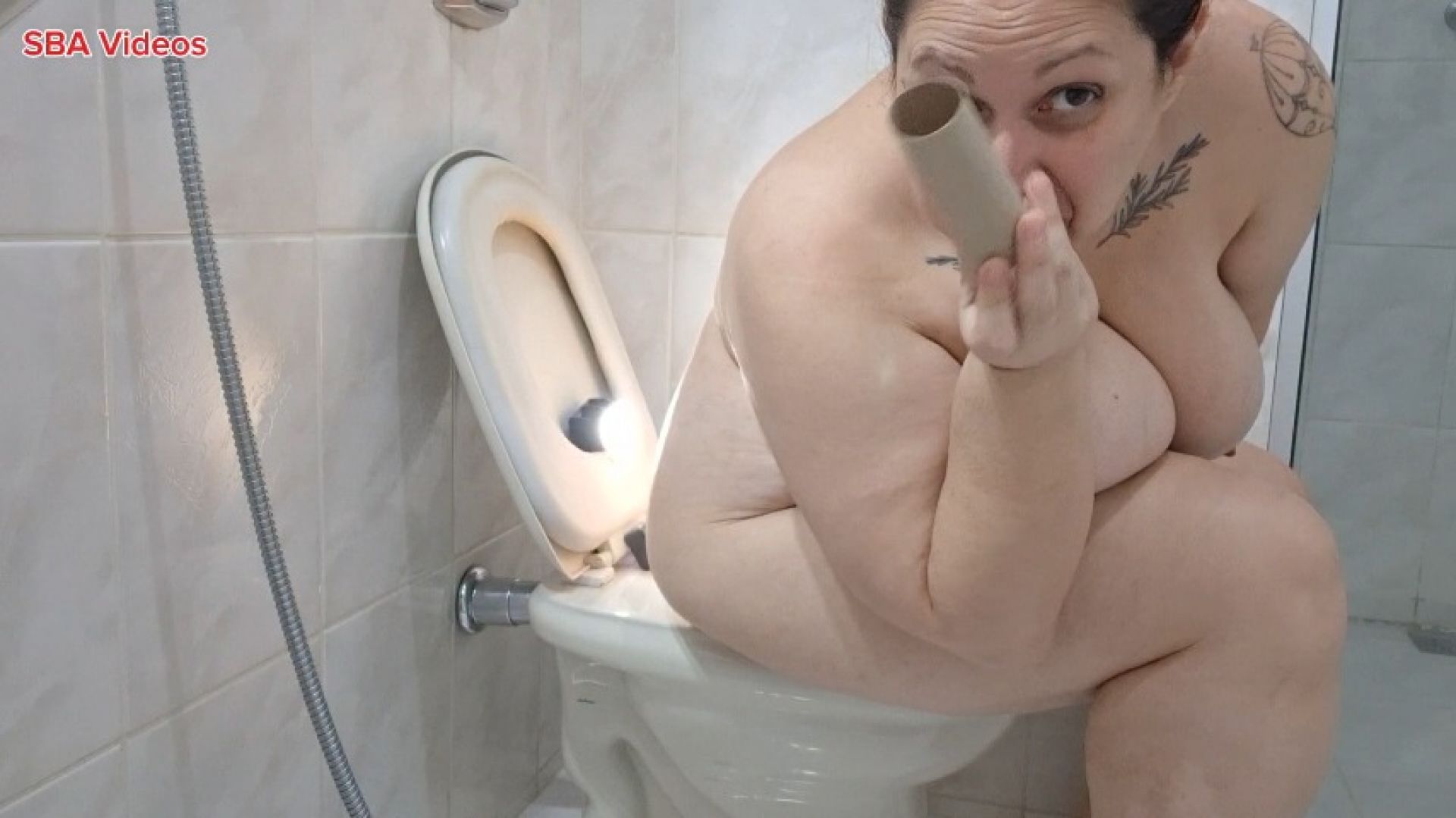 SBAVideos:Alexyah without toilet paper, with plops and farting