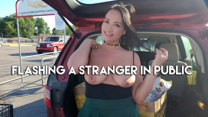 SophieMoon - Flashing a Stranger in Public - ManyVids