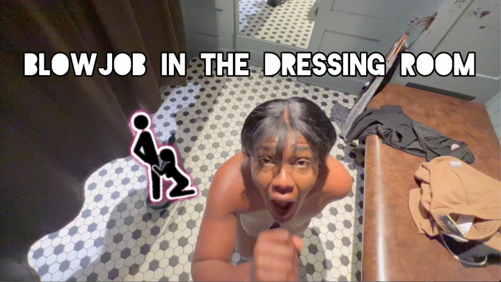 Tilaxoxo:Blowjob in the Dressing Room