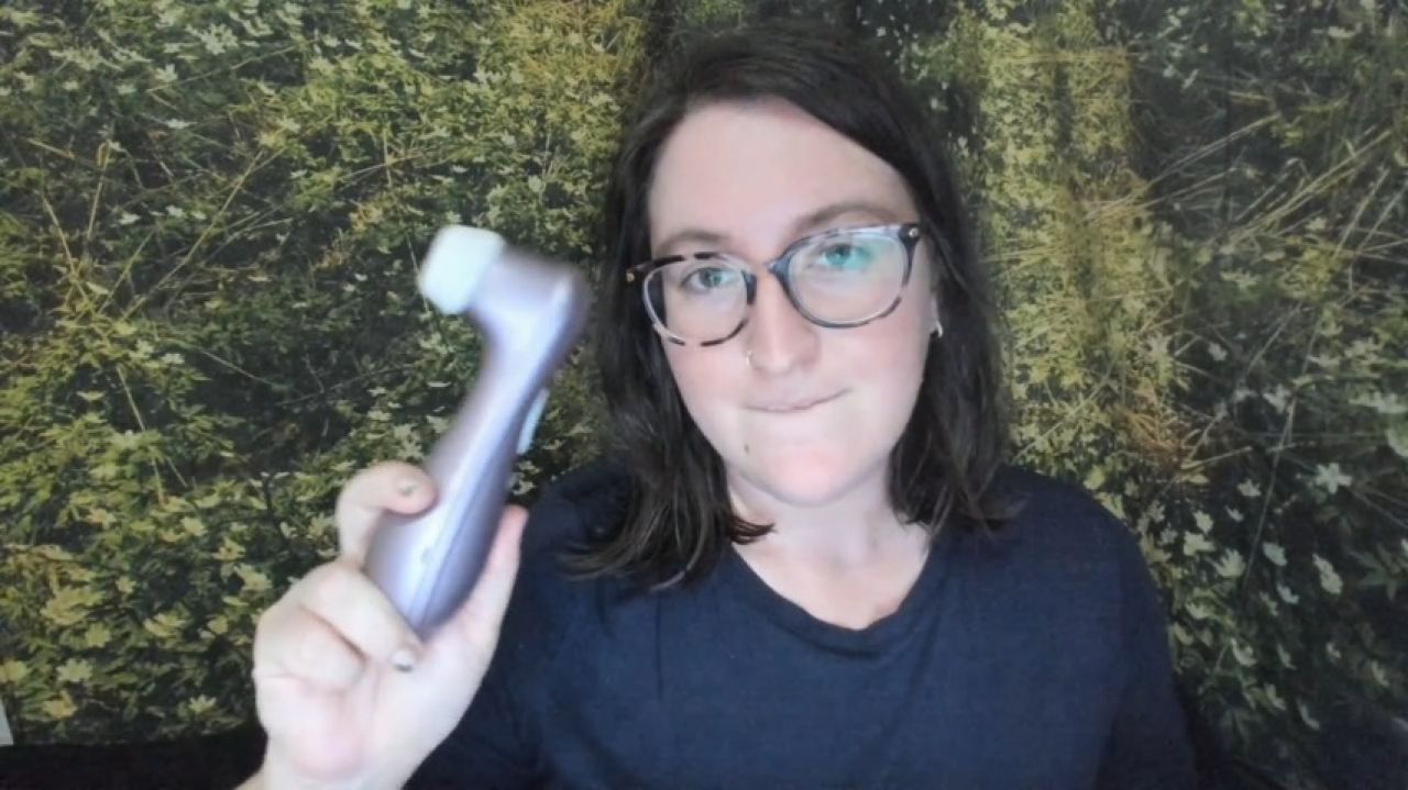 KattCummings:Using my clit vibrator