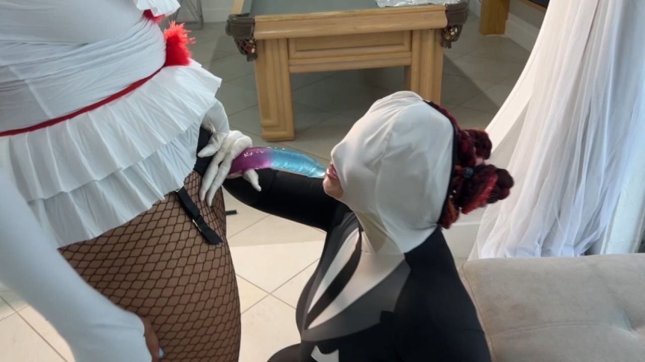 Delilahmoonx - Pennywise gets deep into Slenderman Girl on Girl Cosplay -  ManyVids