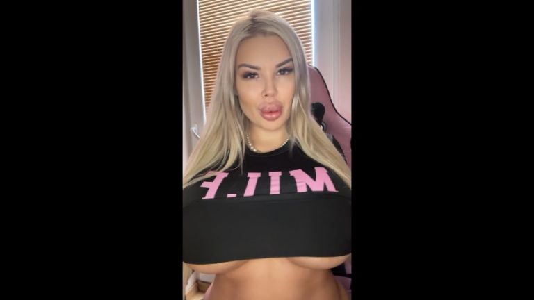Barbiekristina:TITTYFUCK IN MILF TOP
