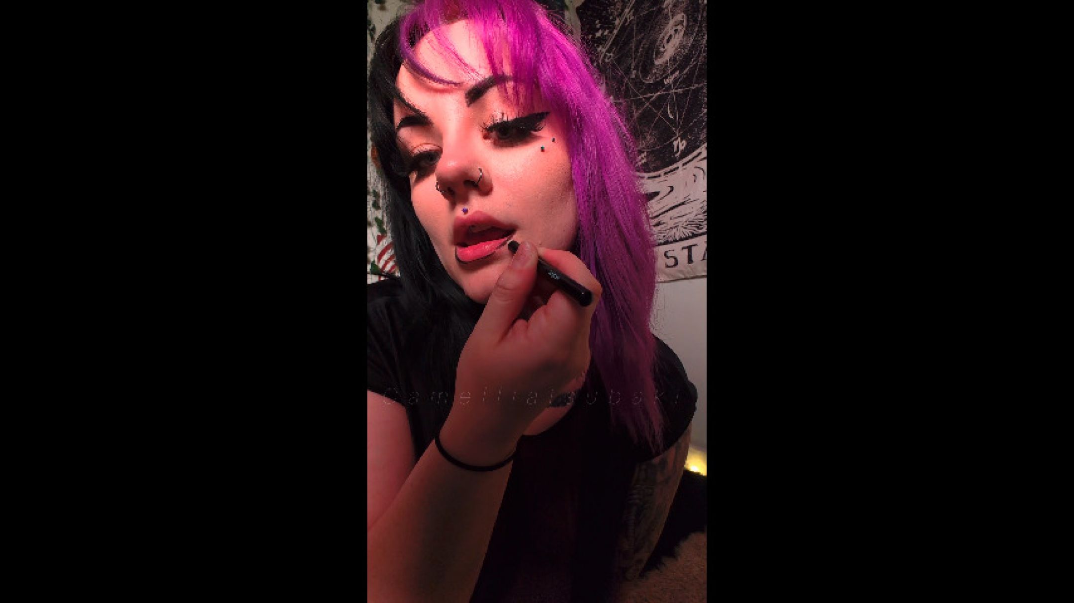 Camellia Tsubaki:Lipstick and Highlighter Seductive Makeup Application